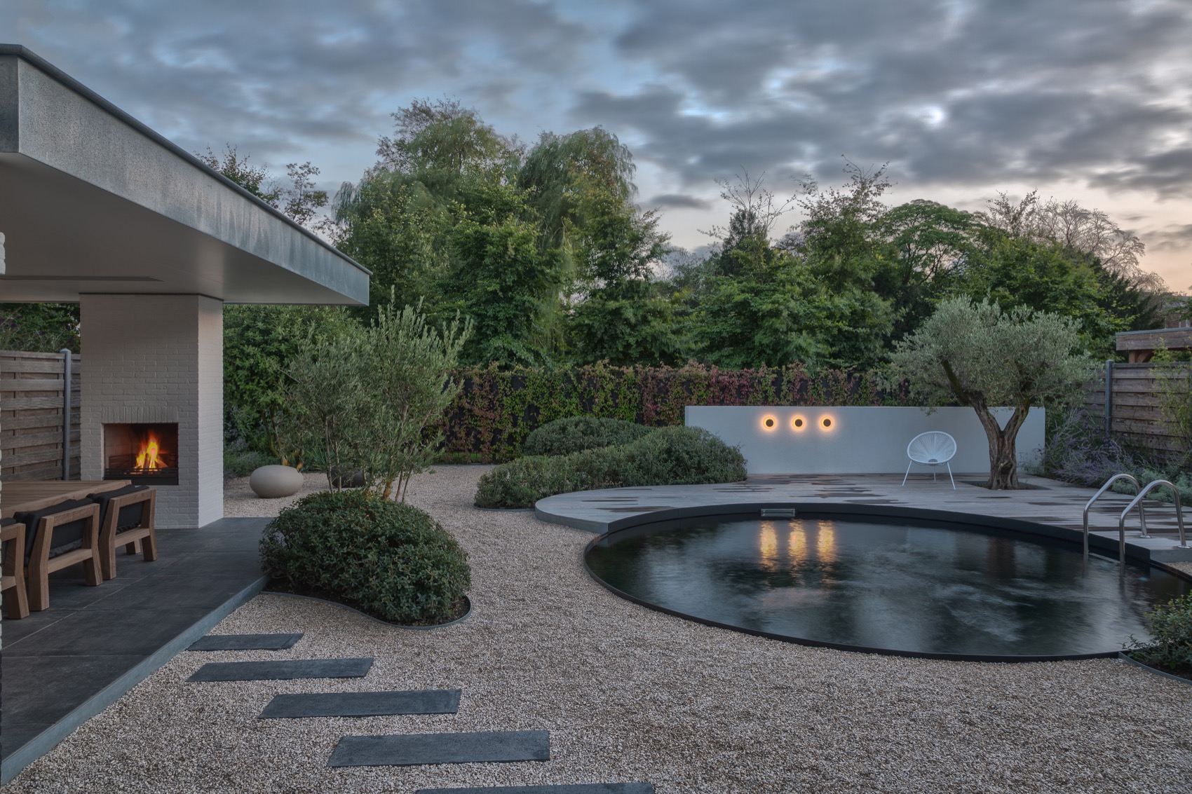 luxe tuin met rond zwembad