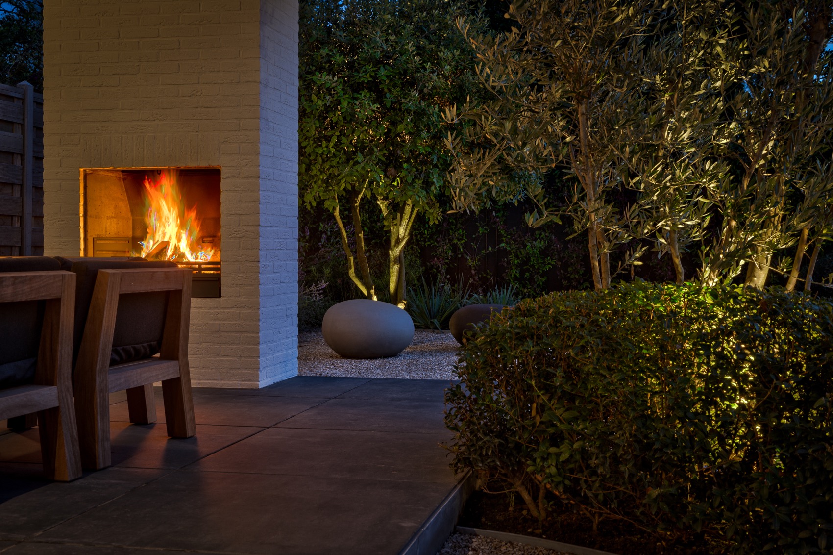 high-end tuin met buitenhaard