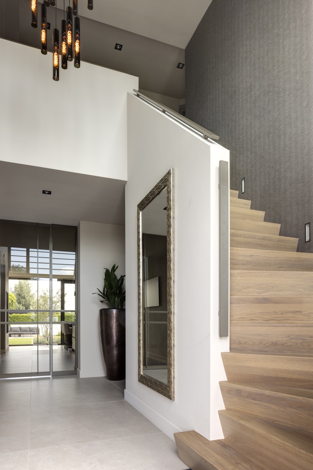hal met houten trap