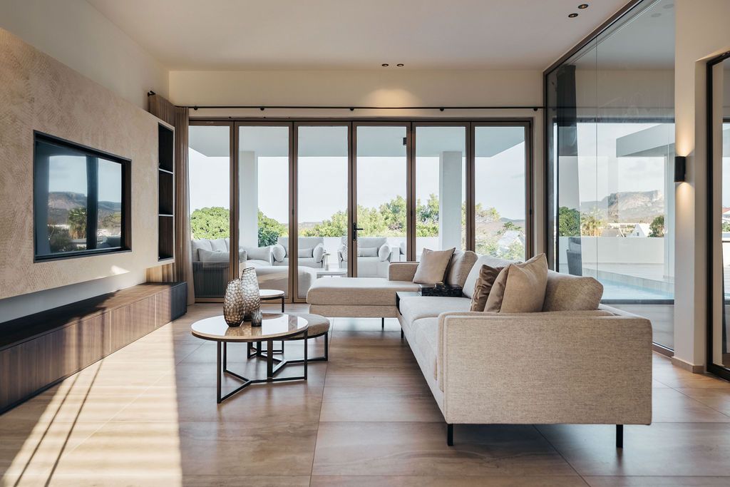 woonkamer met grote ramen