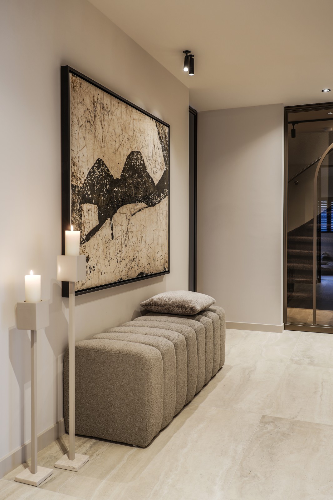 hal met wandkunst en woonaccessoires