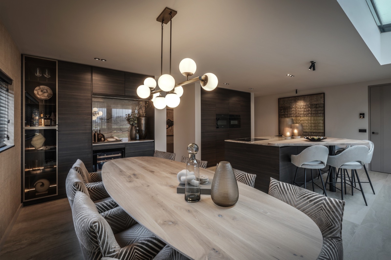 keuken met luxe eettafel en stoelen