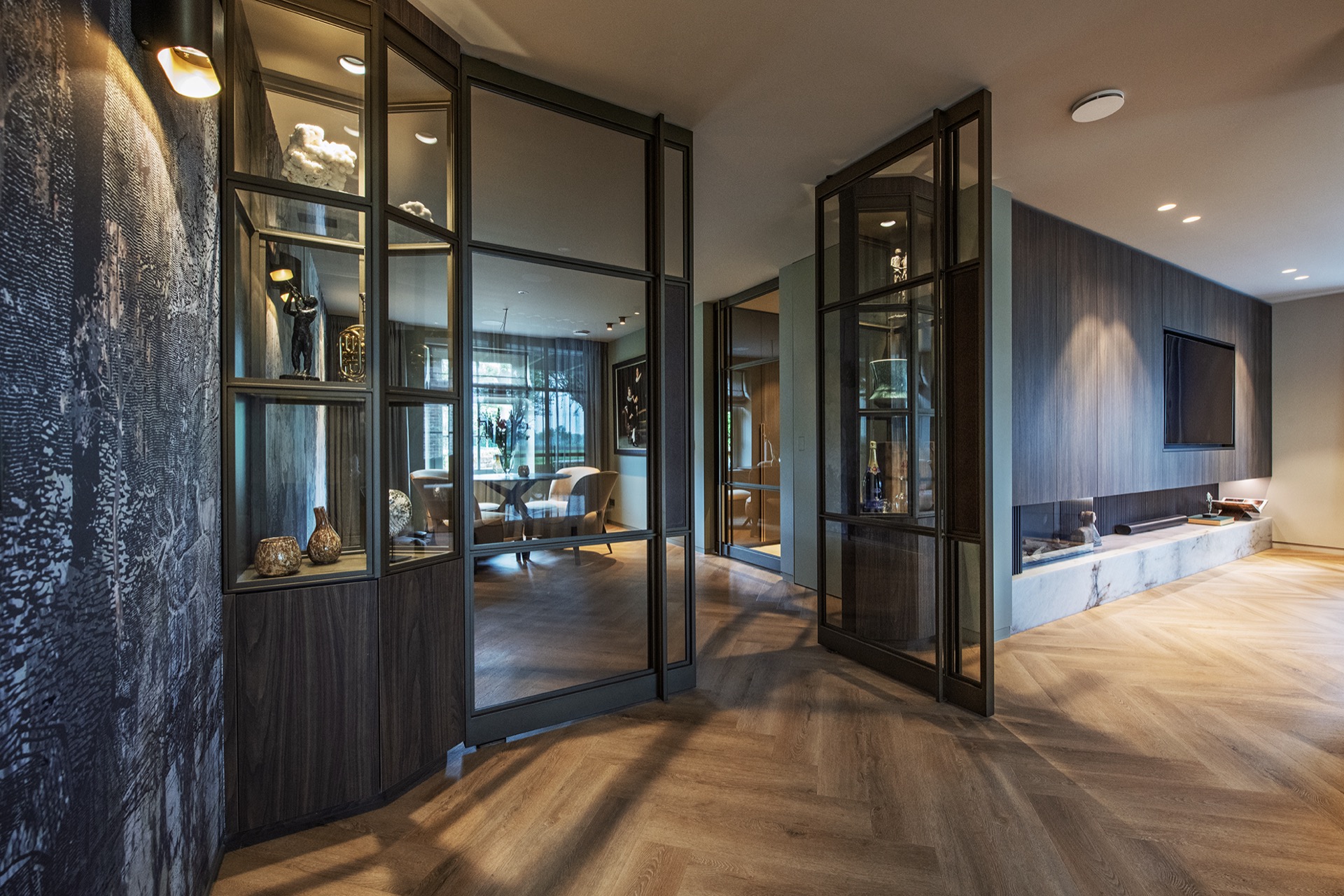woonkamer met stalen deuren