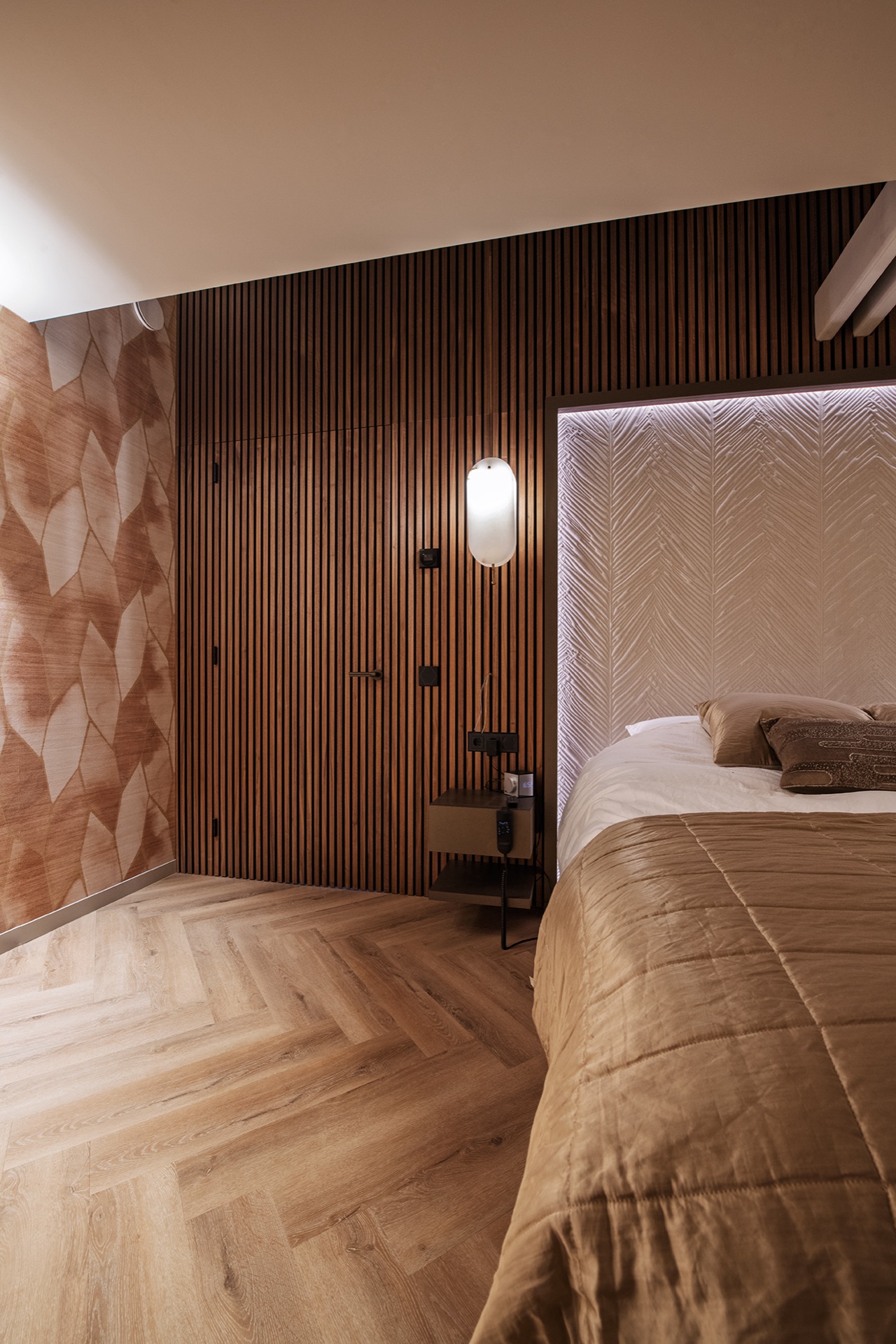 slaapkamer met luxe deur