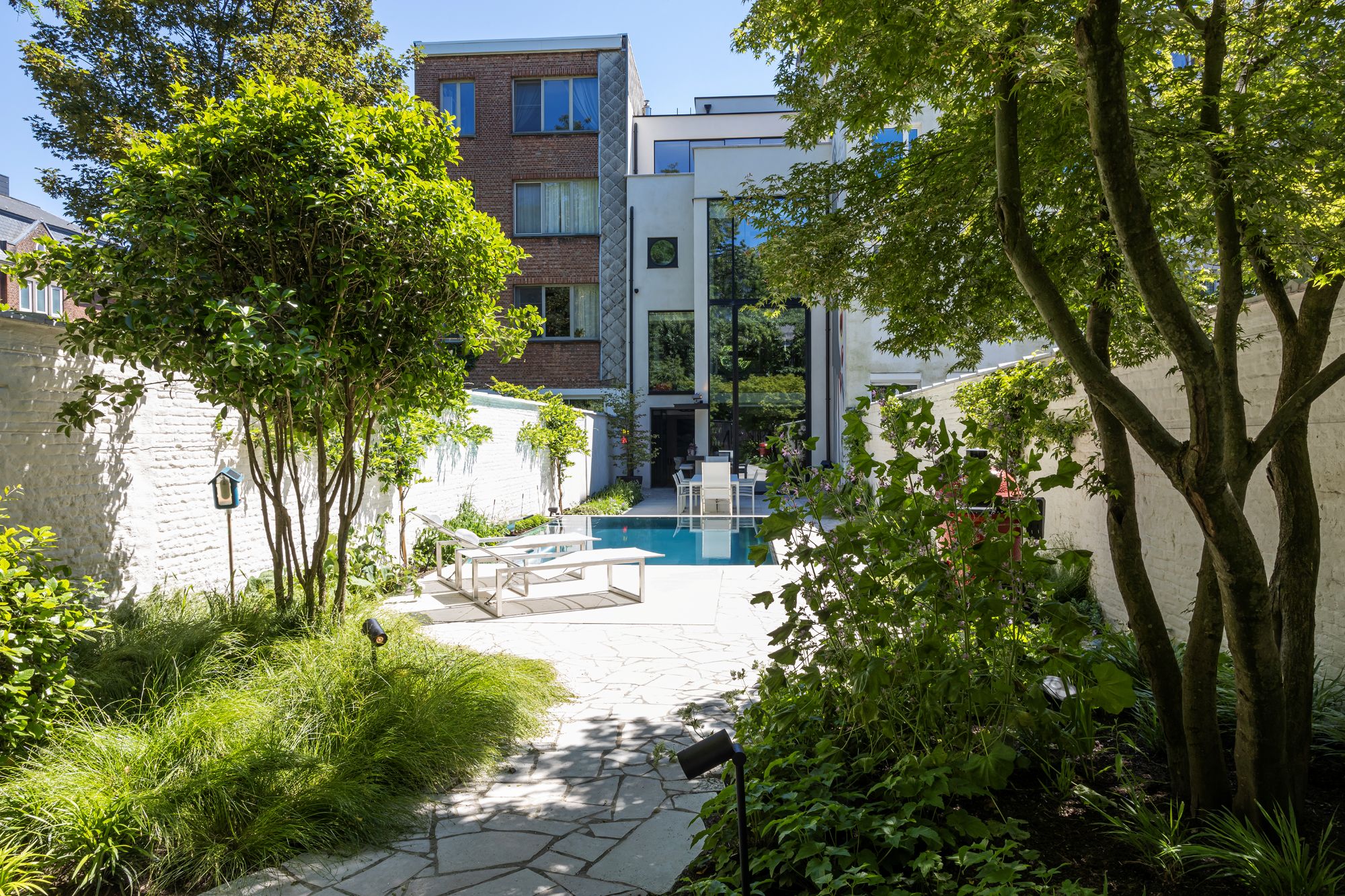 luxe tuin met zwembad