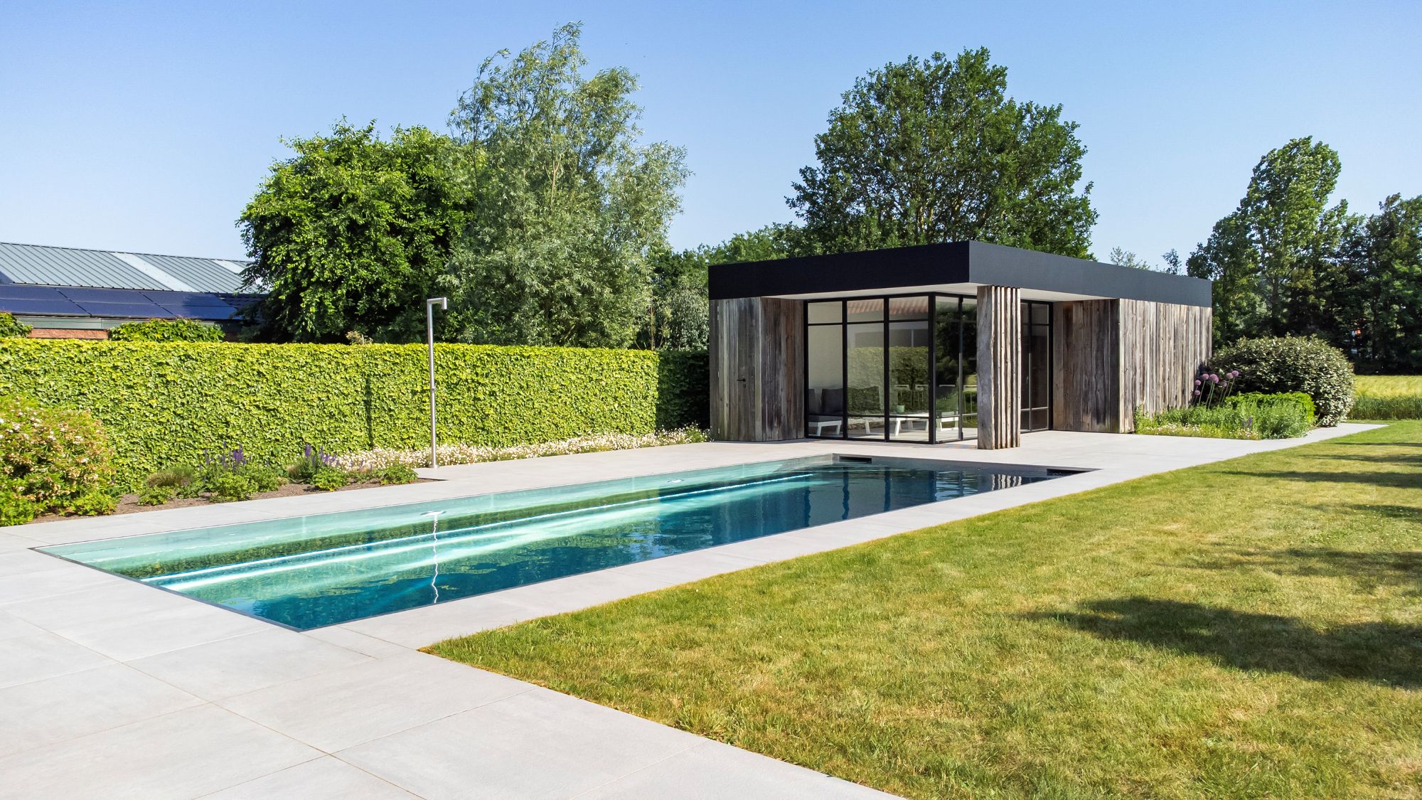 zwembad met poolhouse