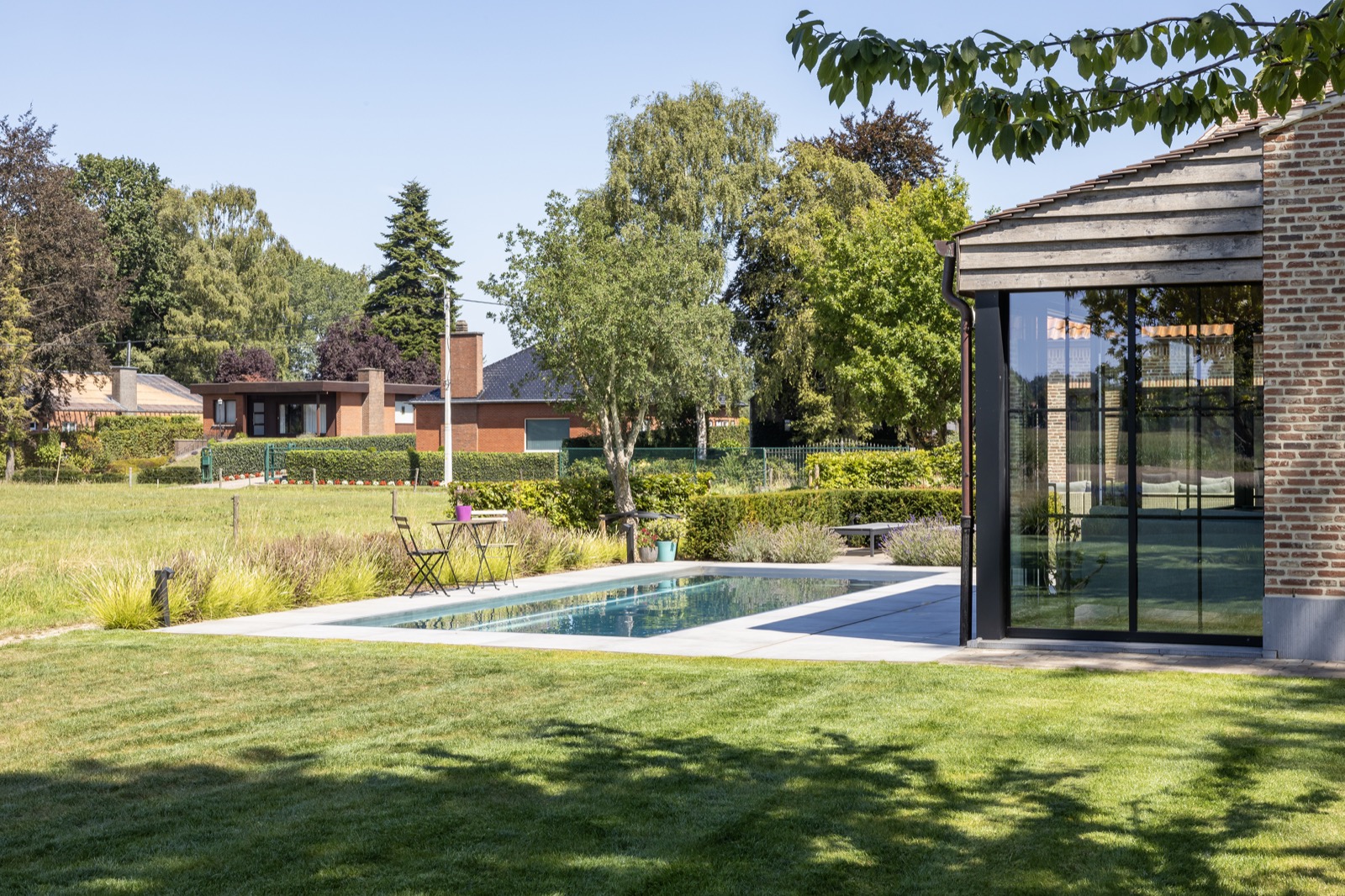 groene tuin met luxe zwembad
