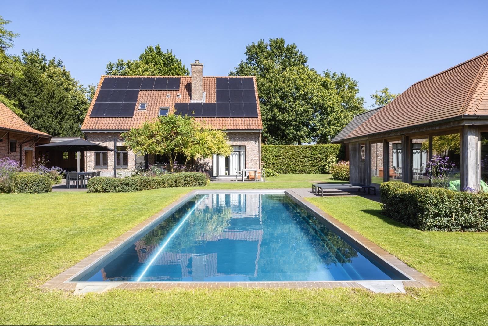 luxe zwembad en poolhouse