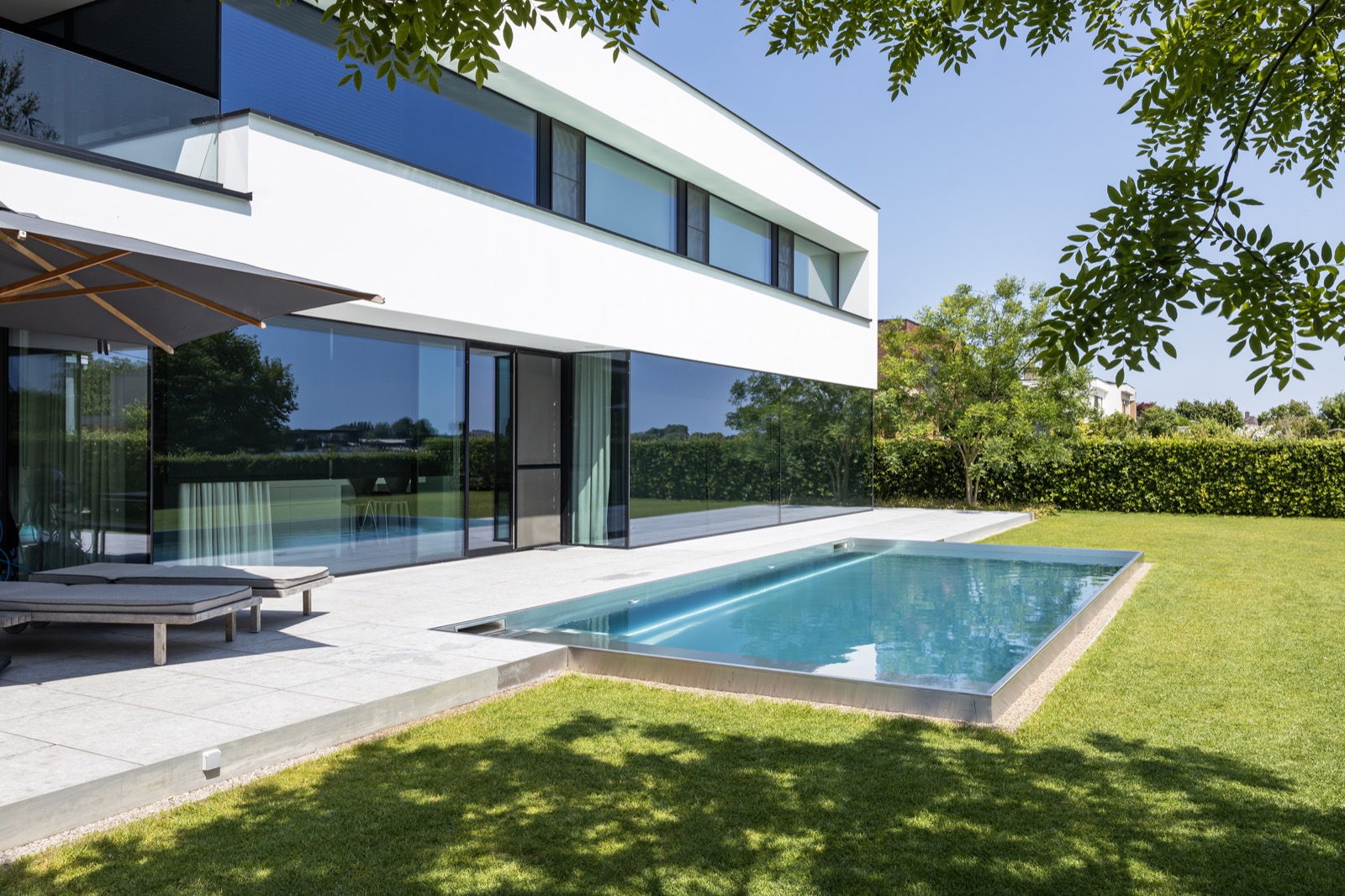 tuin met luxe zwembad