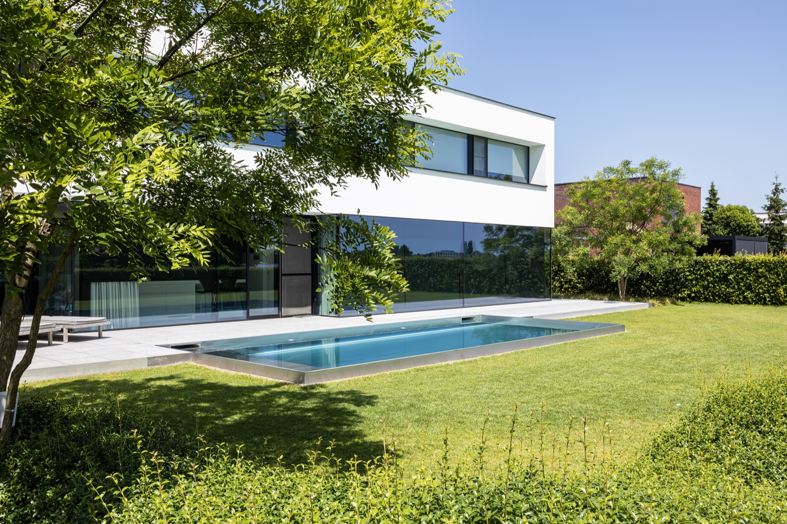 tuin met modern zwembad