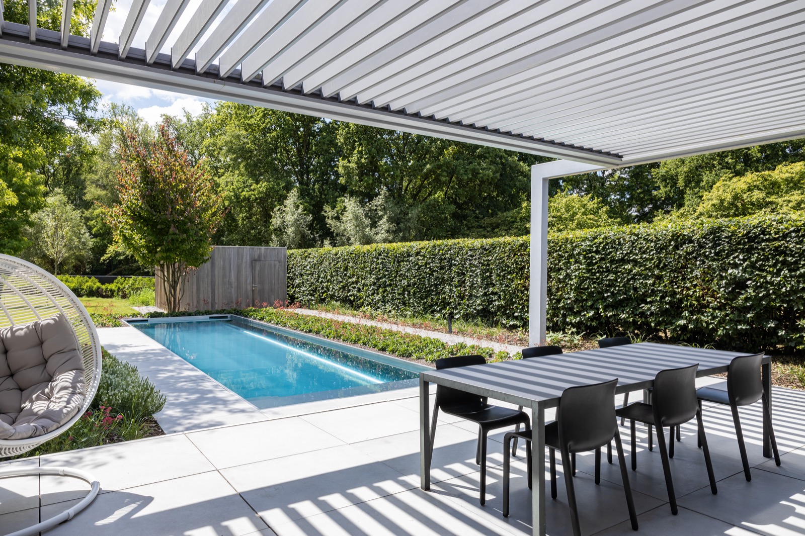 tuin met overkapping en zwembad