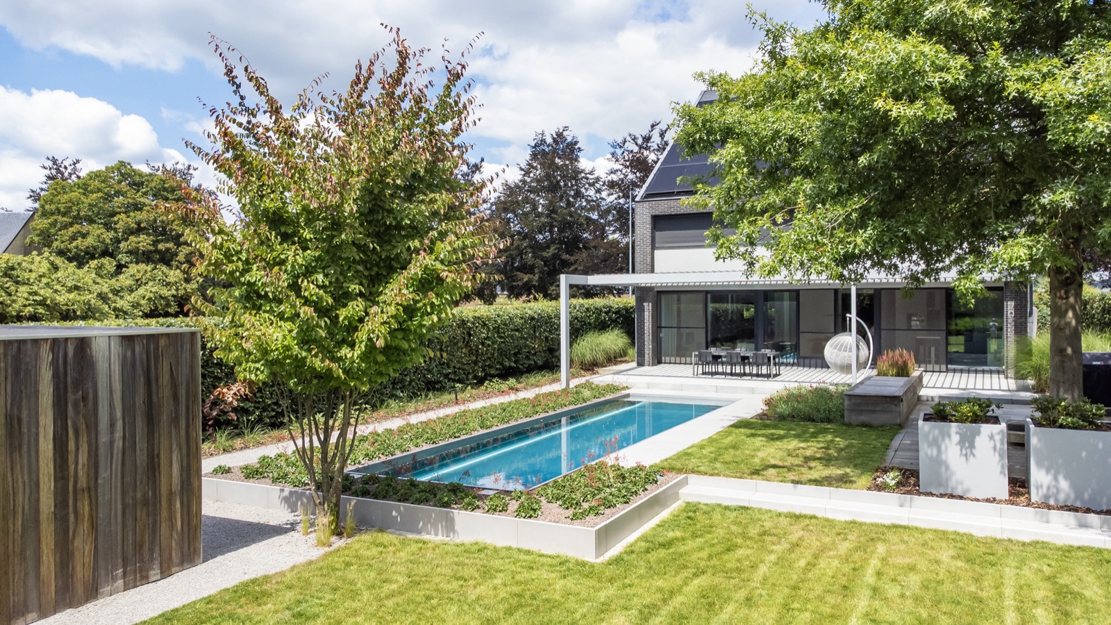 luxe tuin met zwembad