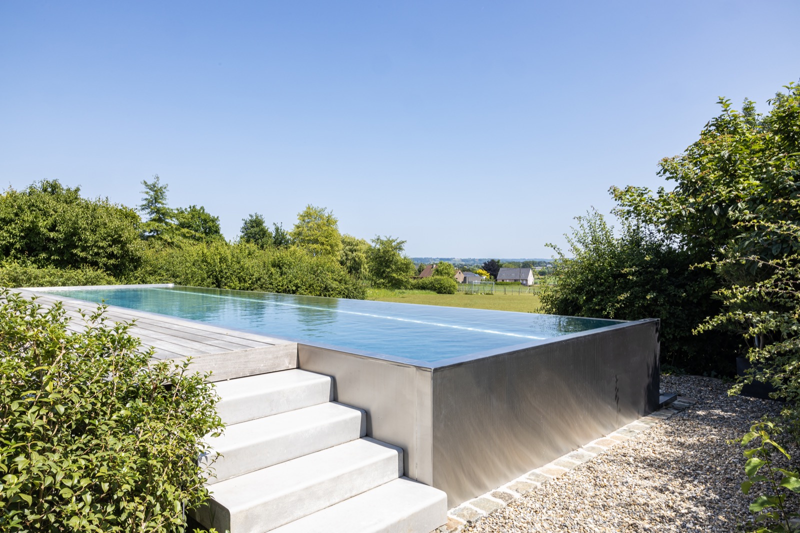 tuin met overloop zwembad