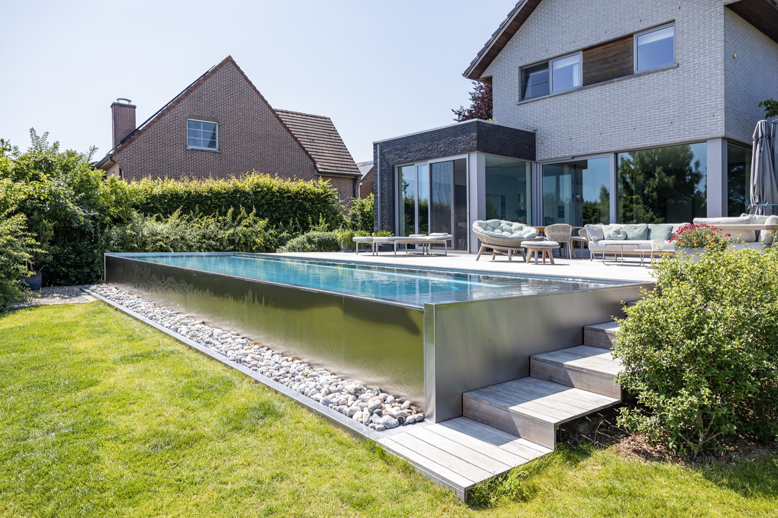 tuin met modern zwembad