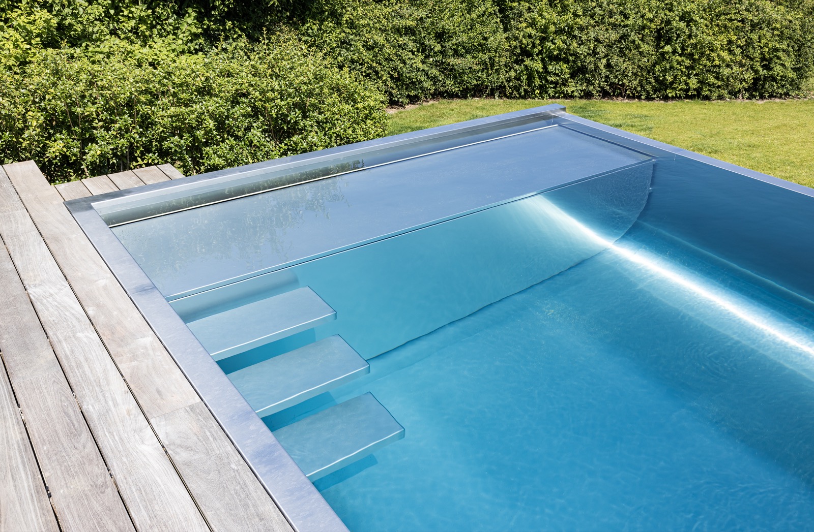 luxe zwembad met trap