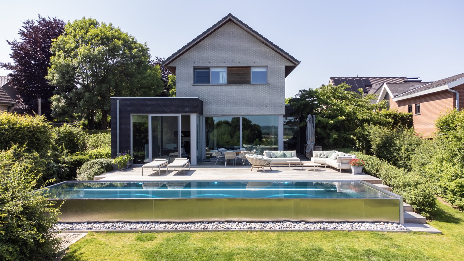 villatuin met zwembad