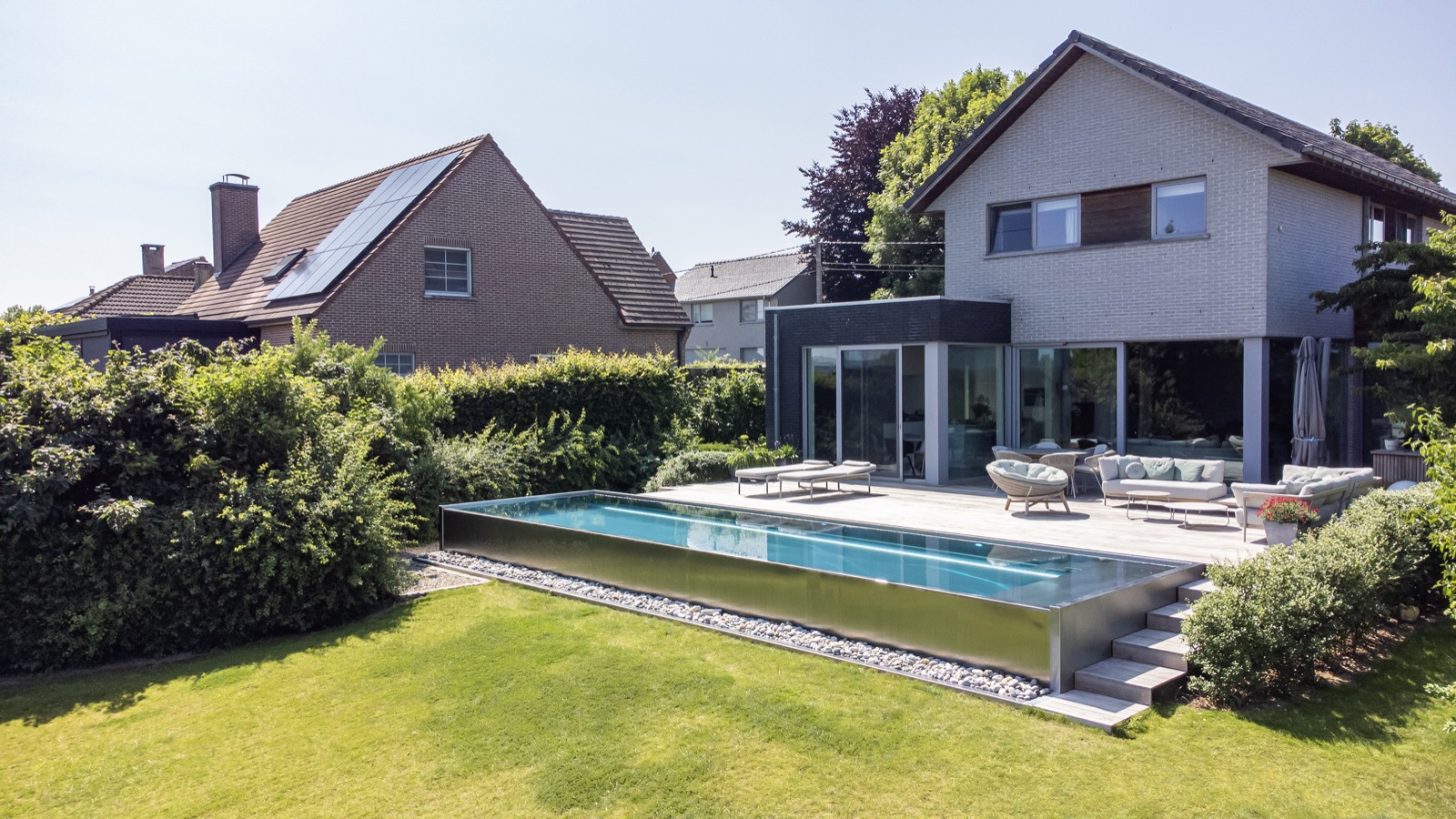 villatuin met luxe overloopzwembad