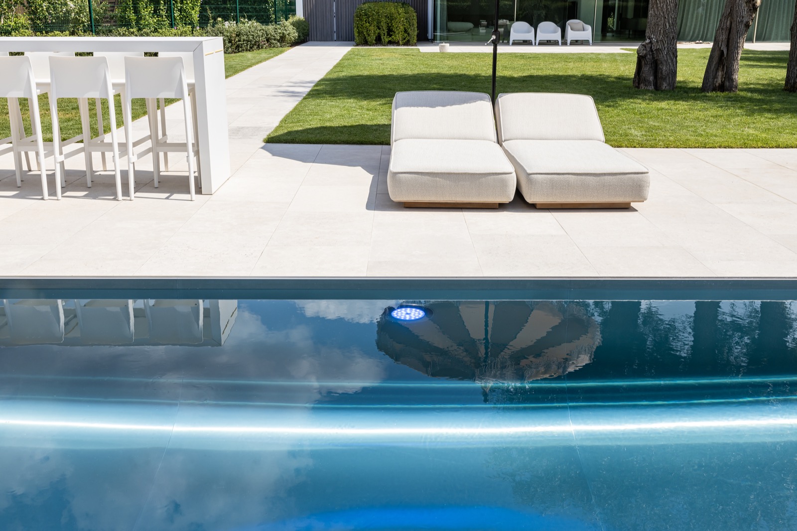 zwembad met loungestoelen