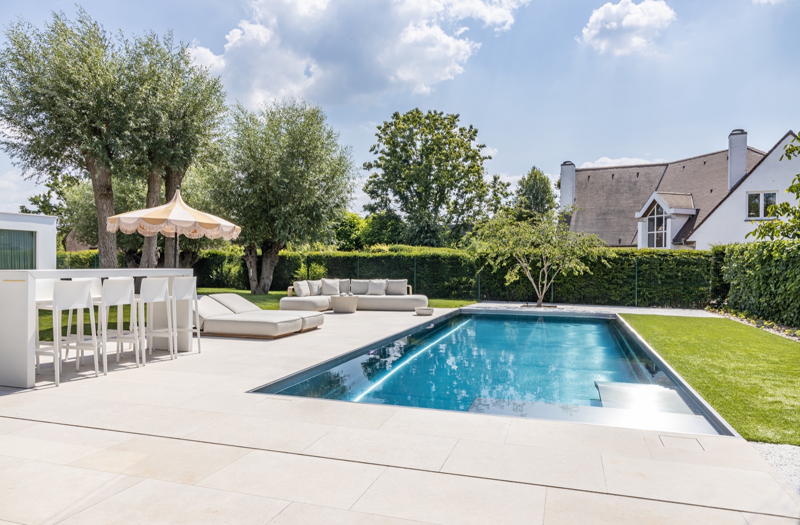 tuin met luxe zwembad