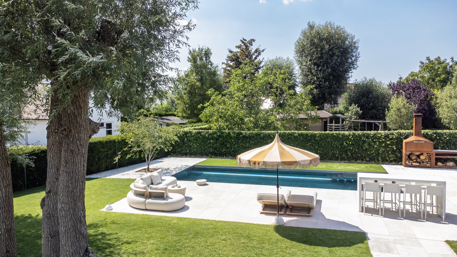 moderne tuin met zwembad