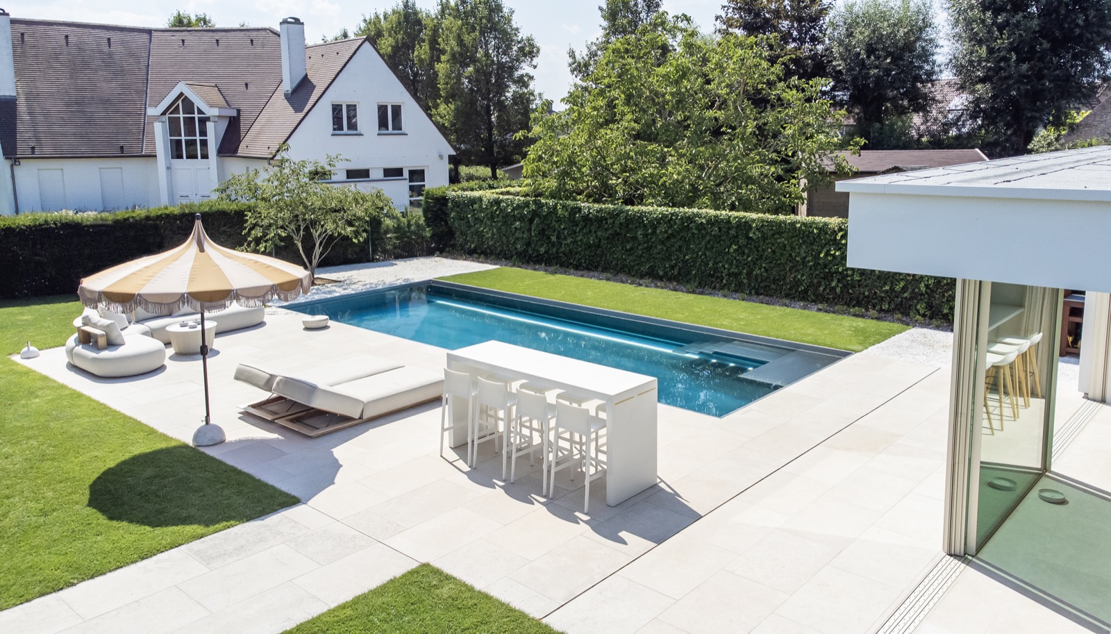 tuin met modern zwembad