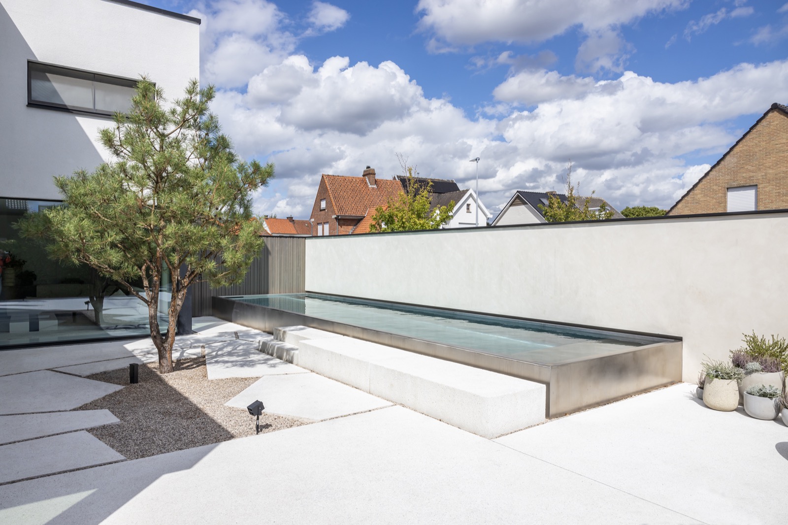 tuin met inox zwembad