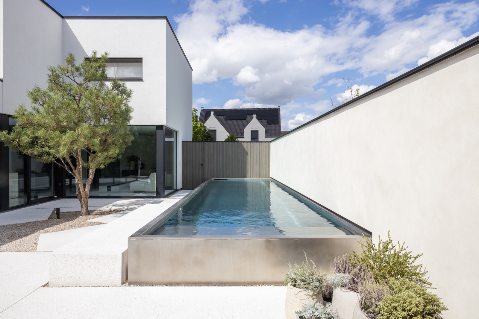 tuin met luxe inox zwembad