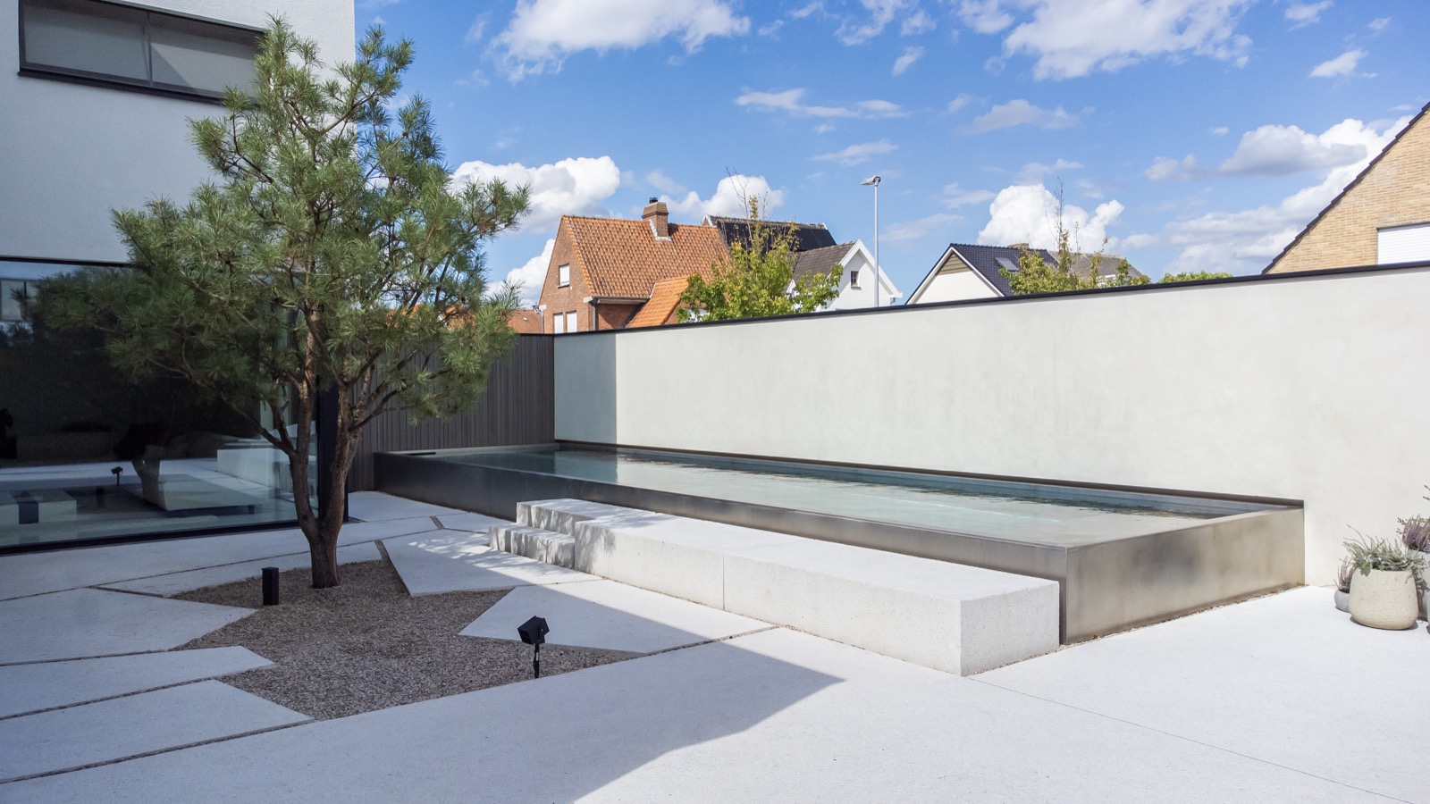 tuin met modern zwembad