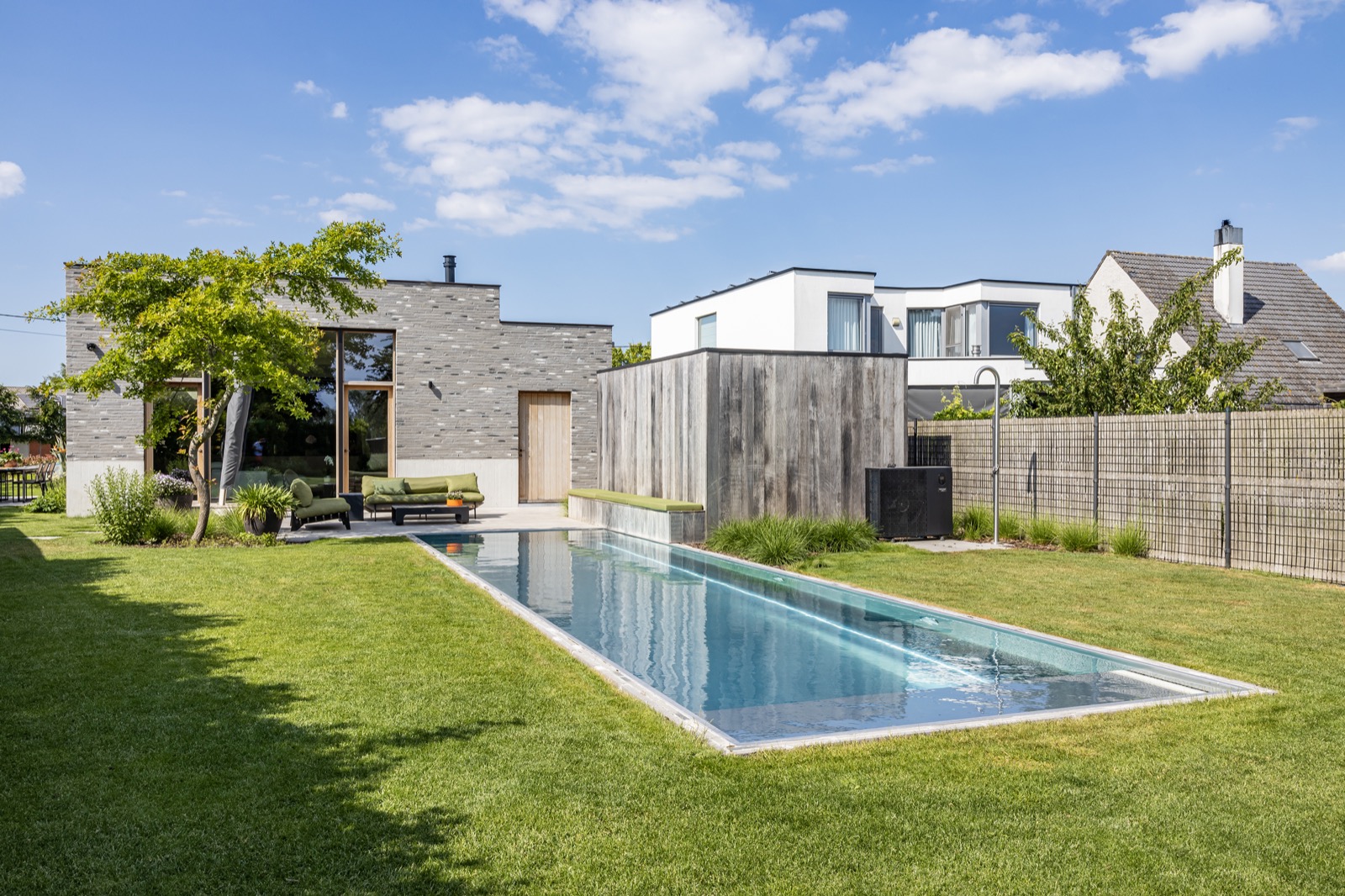 tuin met modern zwembad