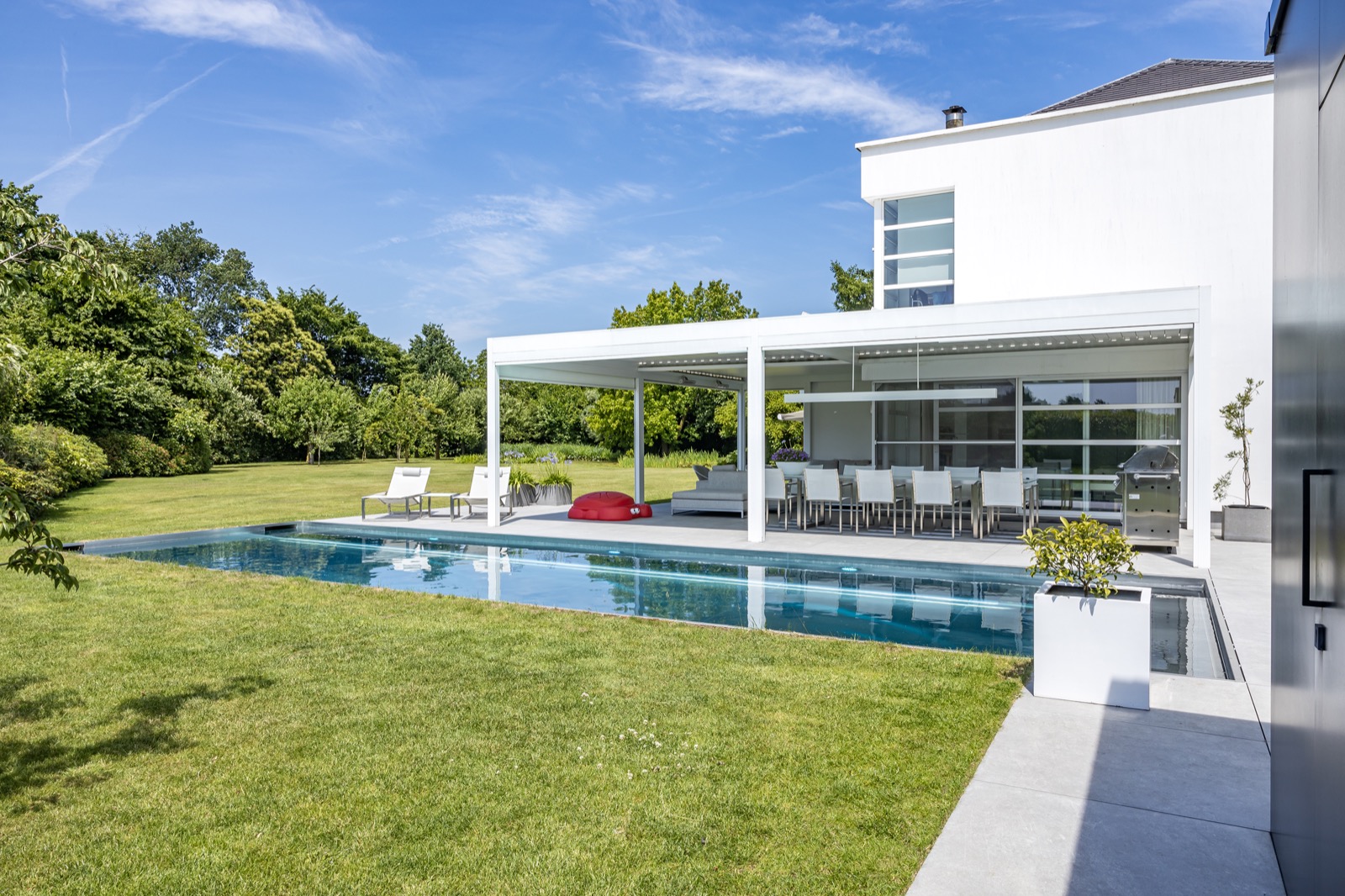 tuin met luxe zwembad