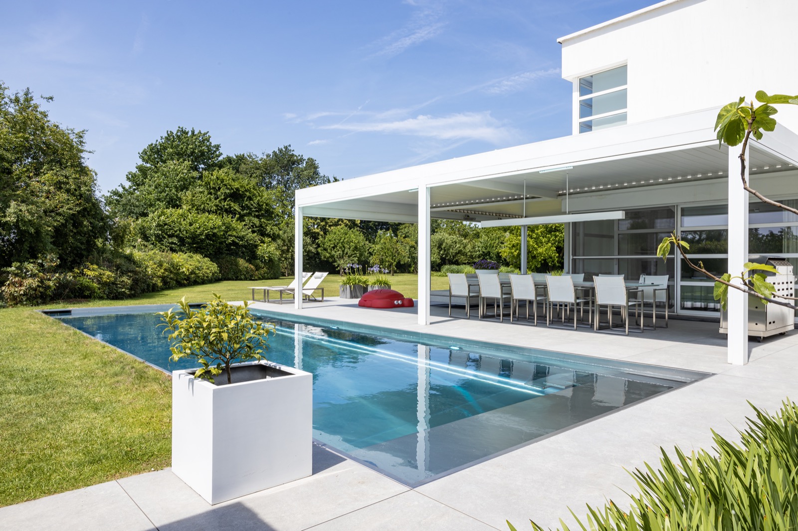 tuin met zwembad en overkapping