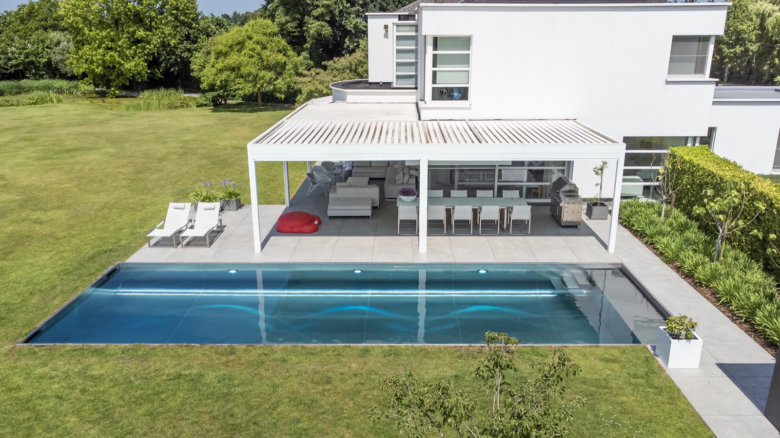 tuin met design zwembad