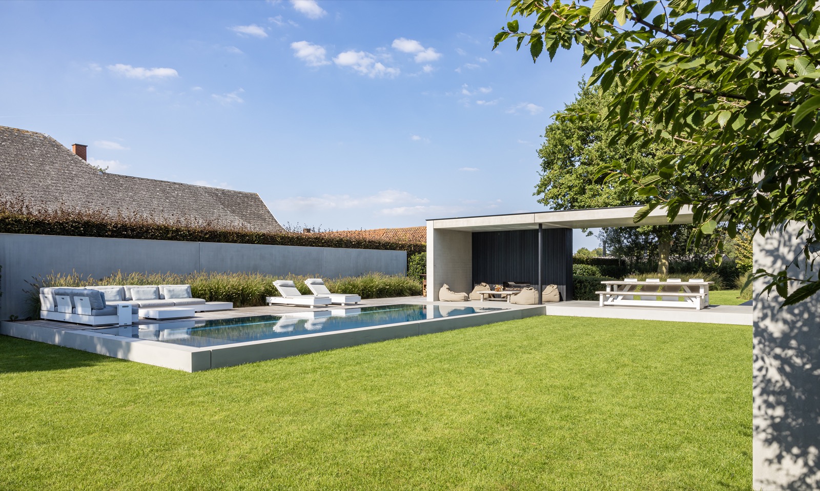 tuin met luxe zwembad