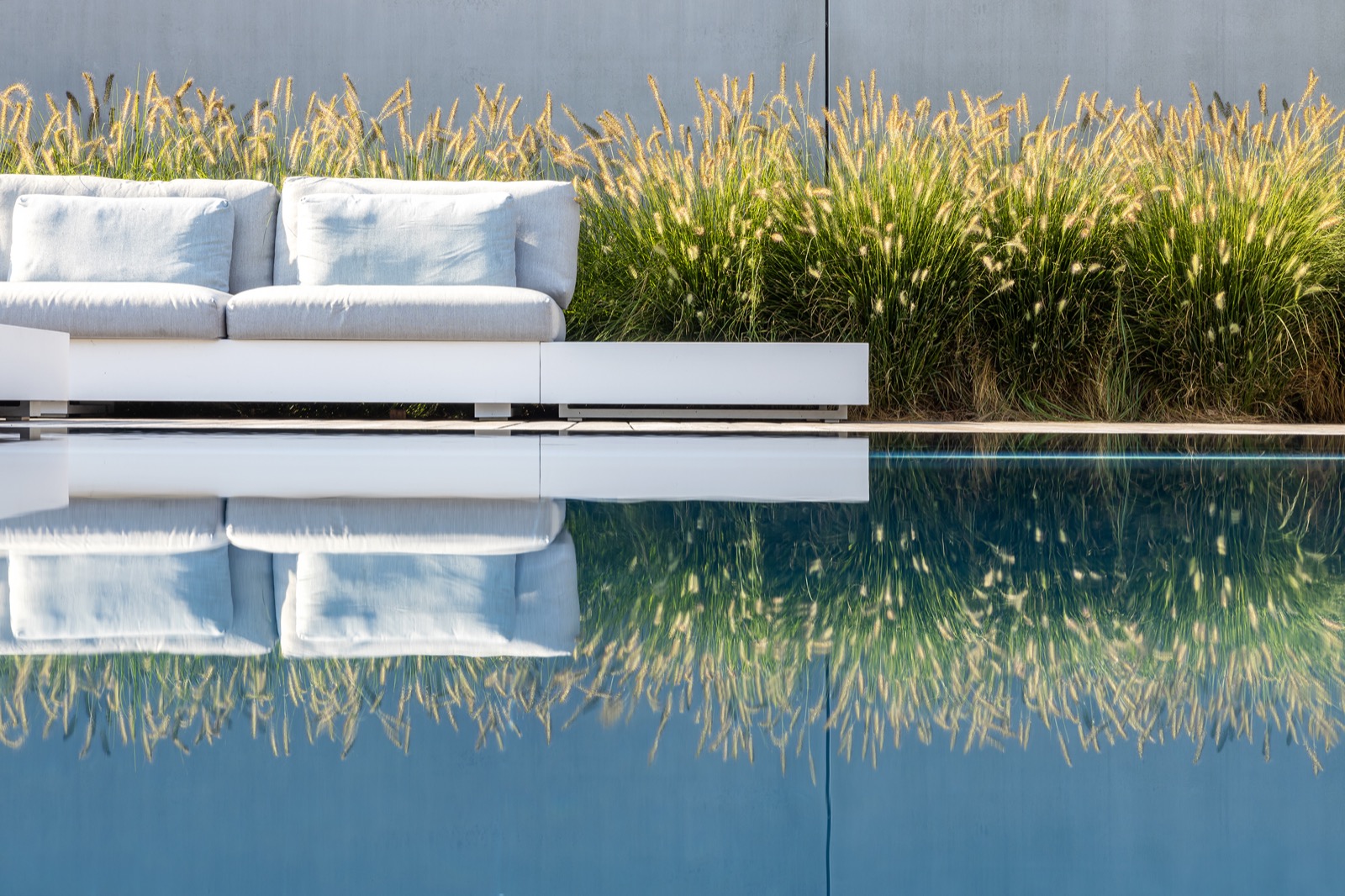 luxe zwembad met loungestoelen