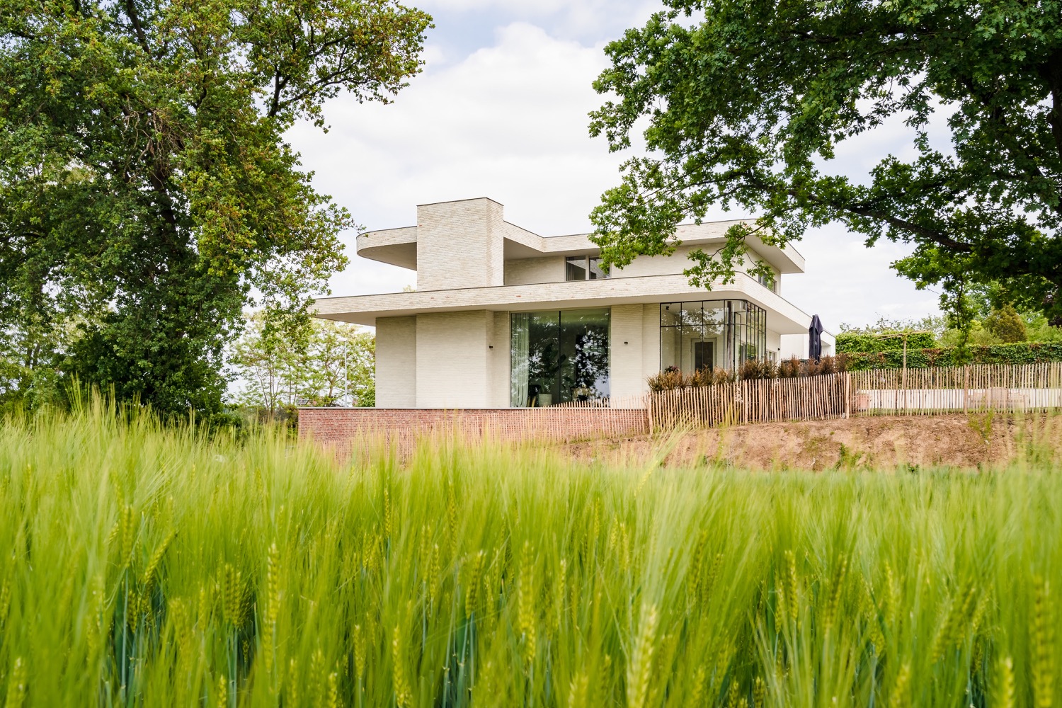 moderne villa met riet