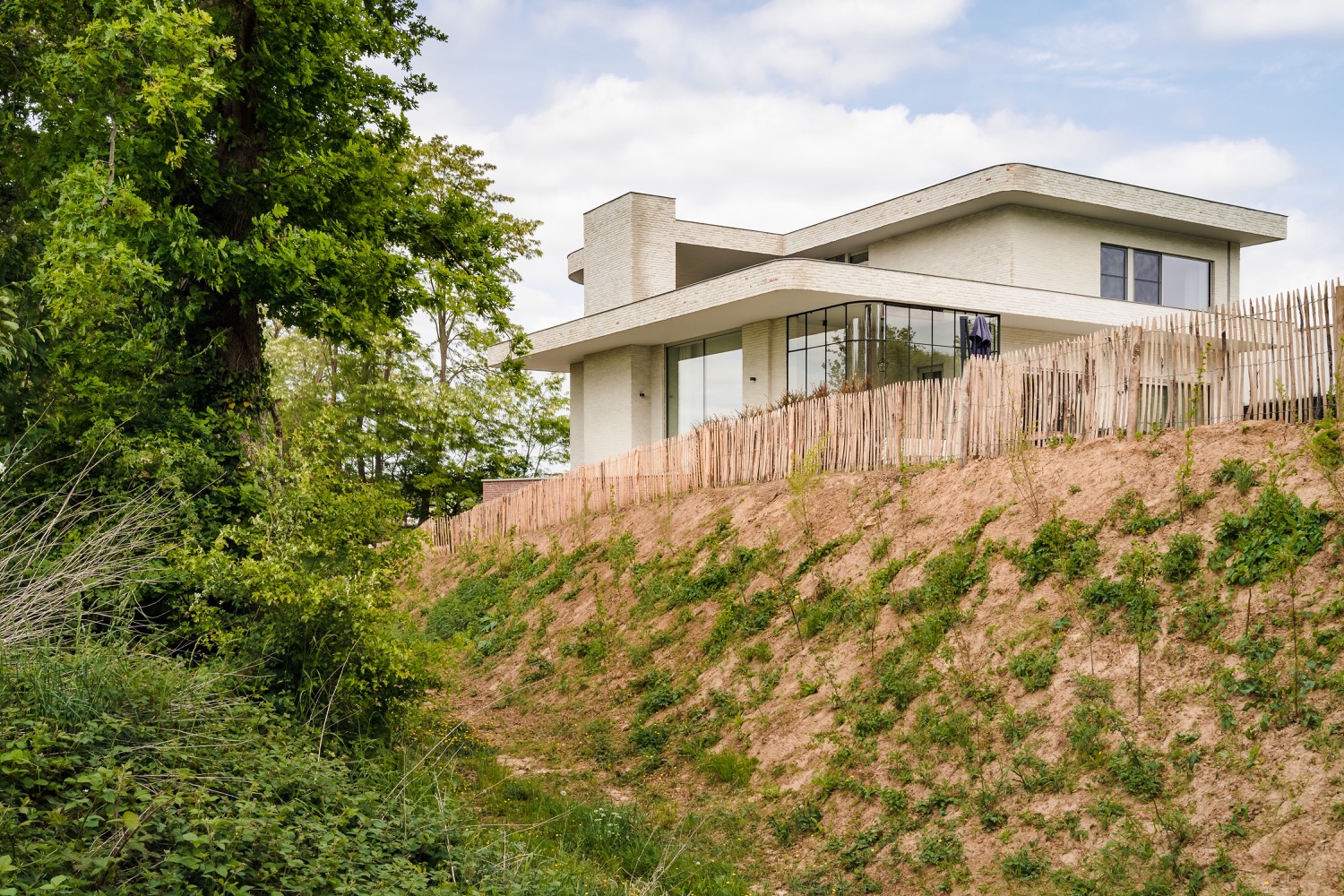moderne villa op heuvel
