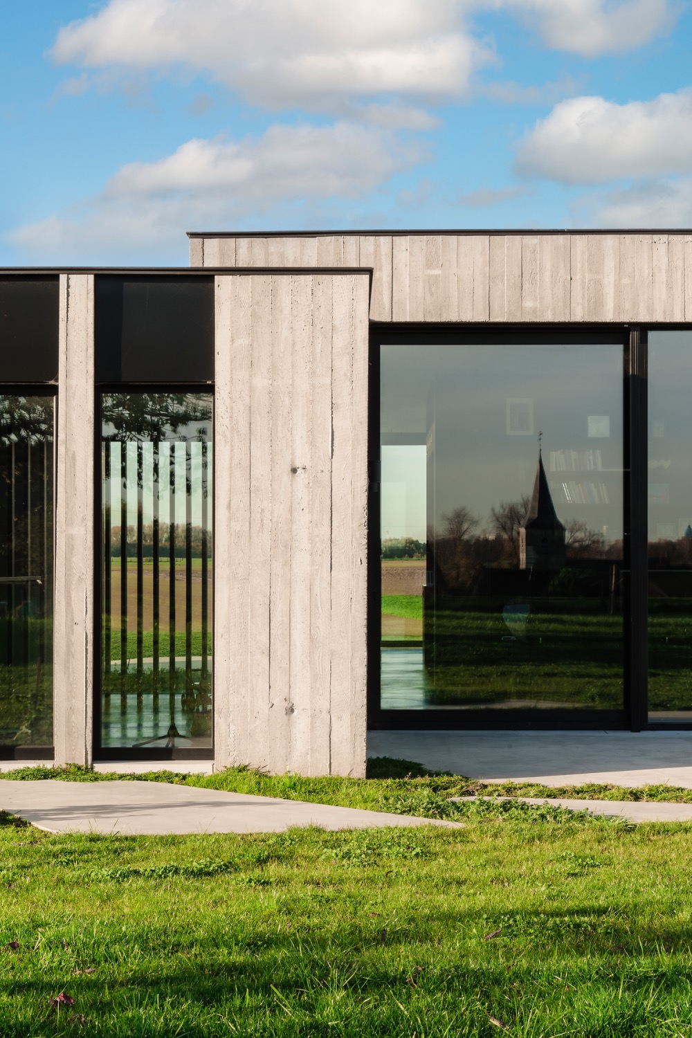 moderne villa met grote ramen