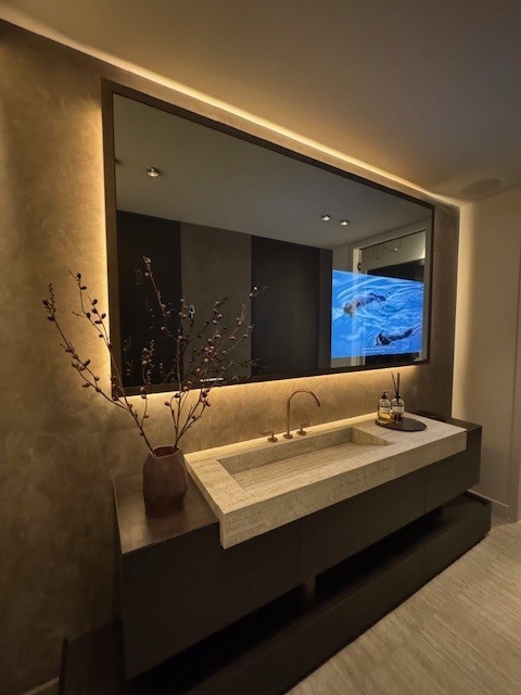 badkamer met mirror tv
