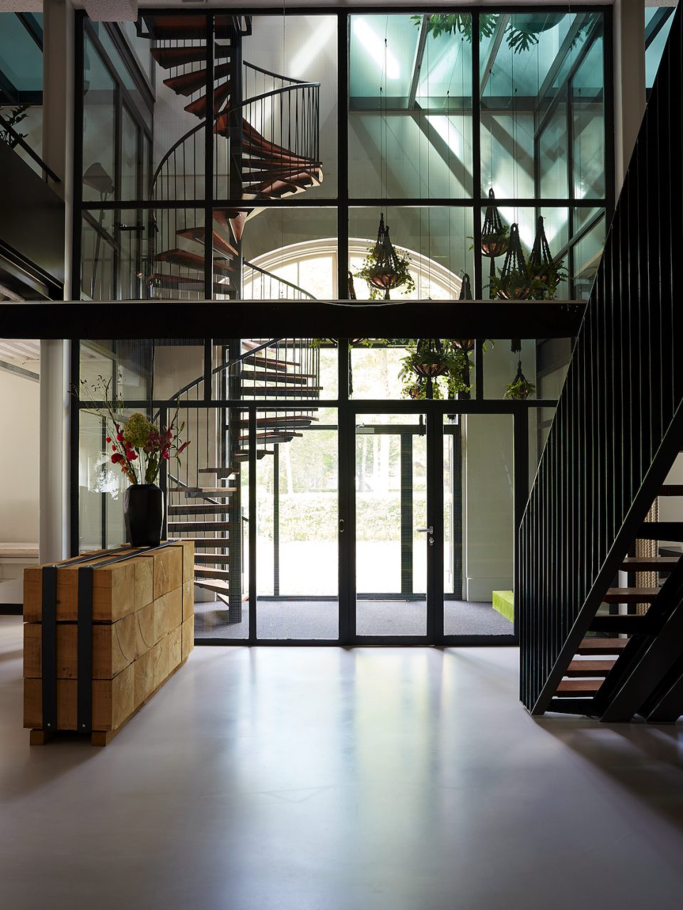 interieur gang met trap