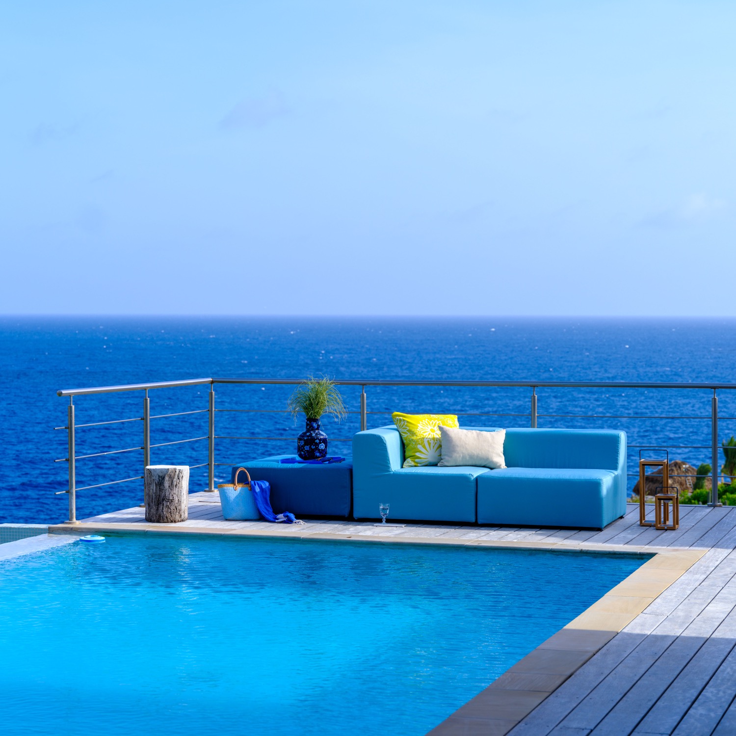 loungeset bij zwembad
