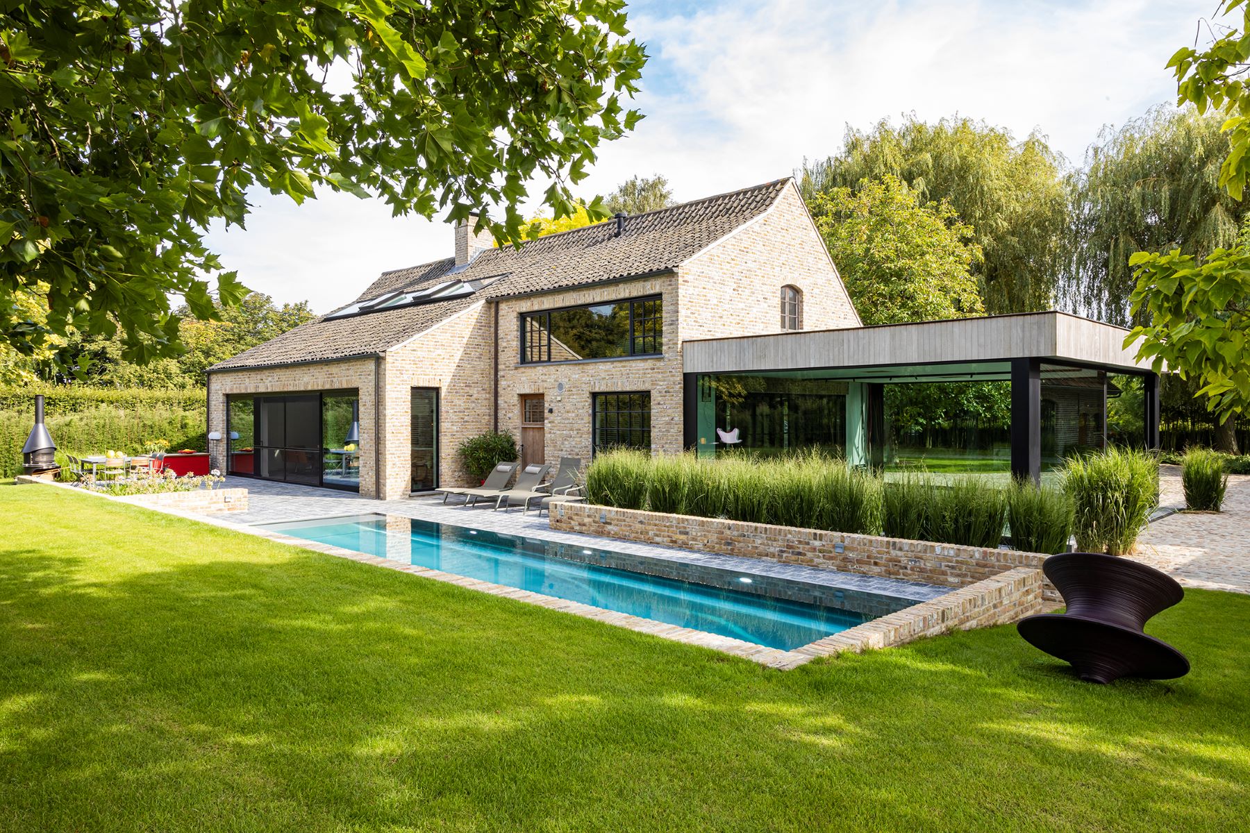 zwembad met villa