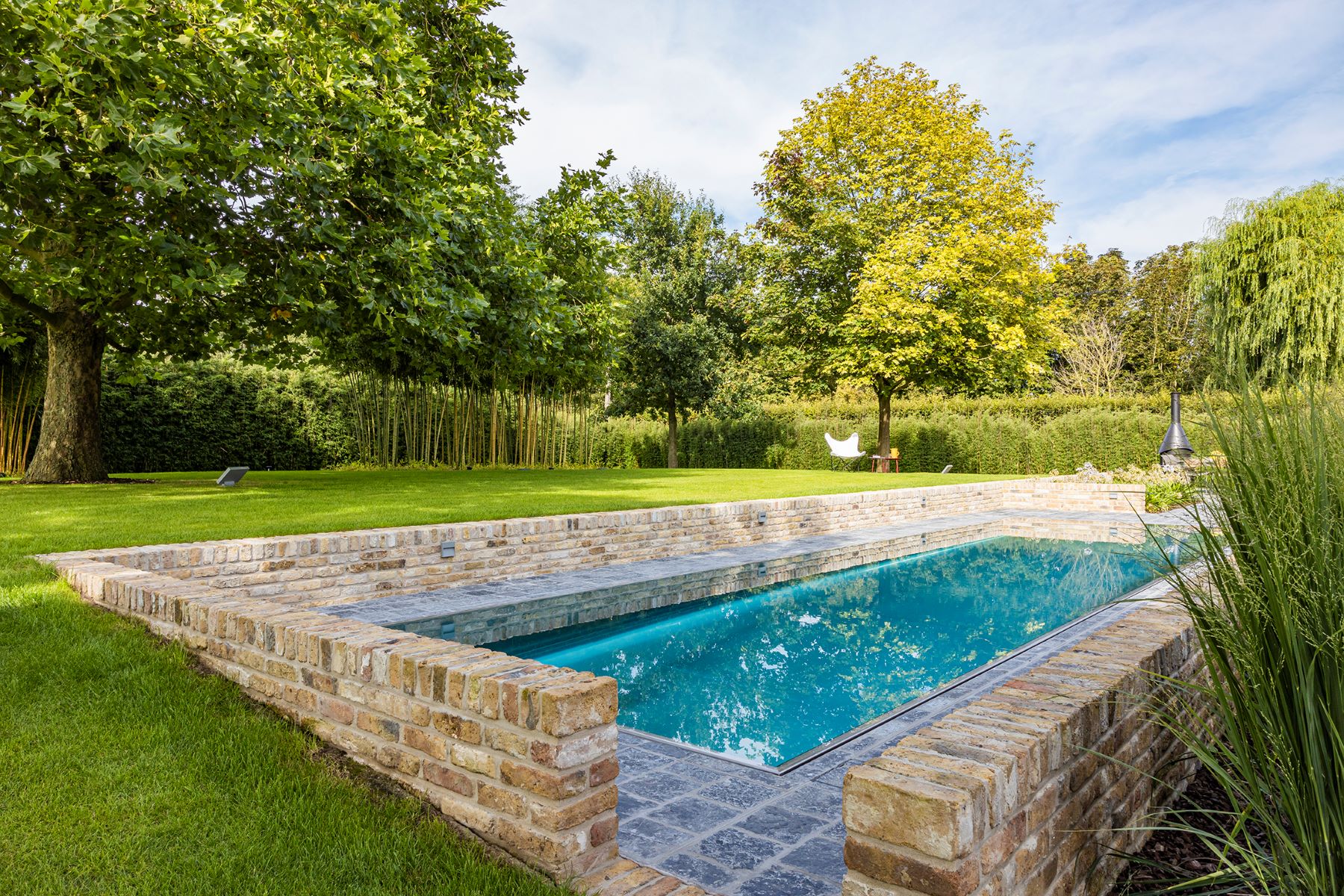 zwembad in luxe tuin