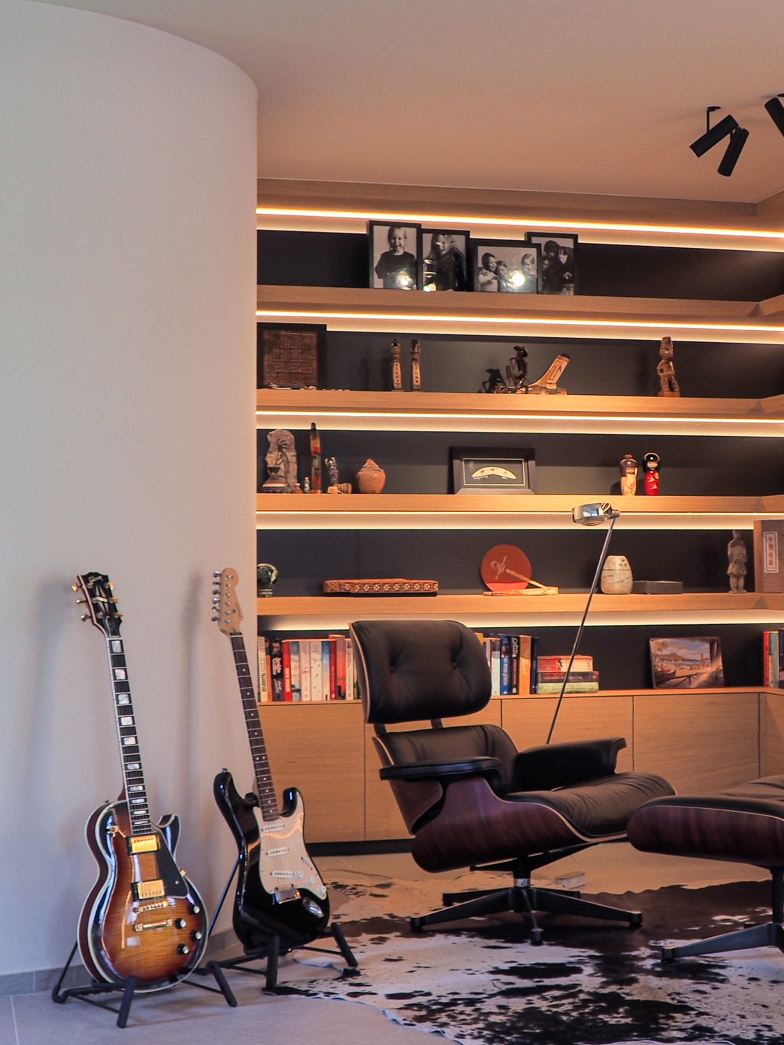 designstoel met gitaren