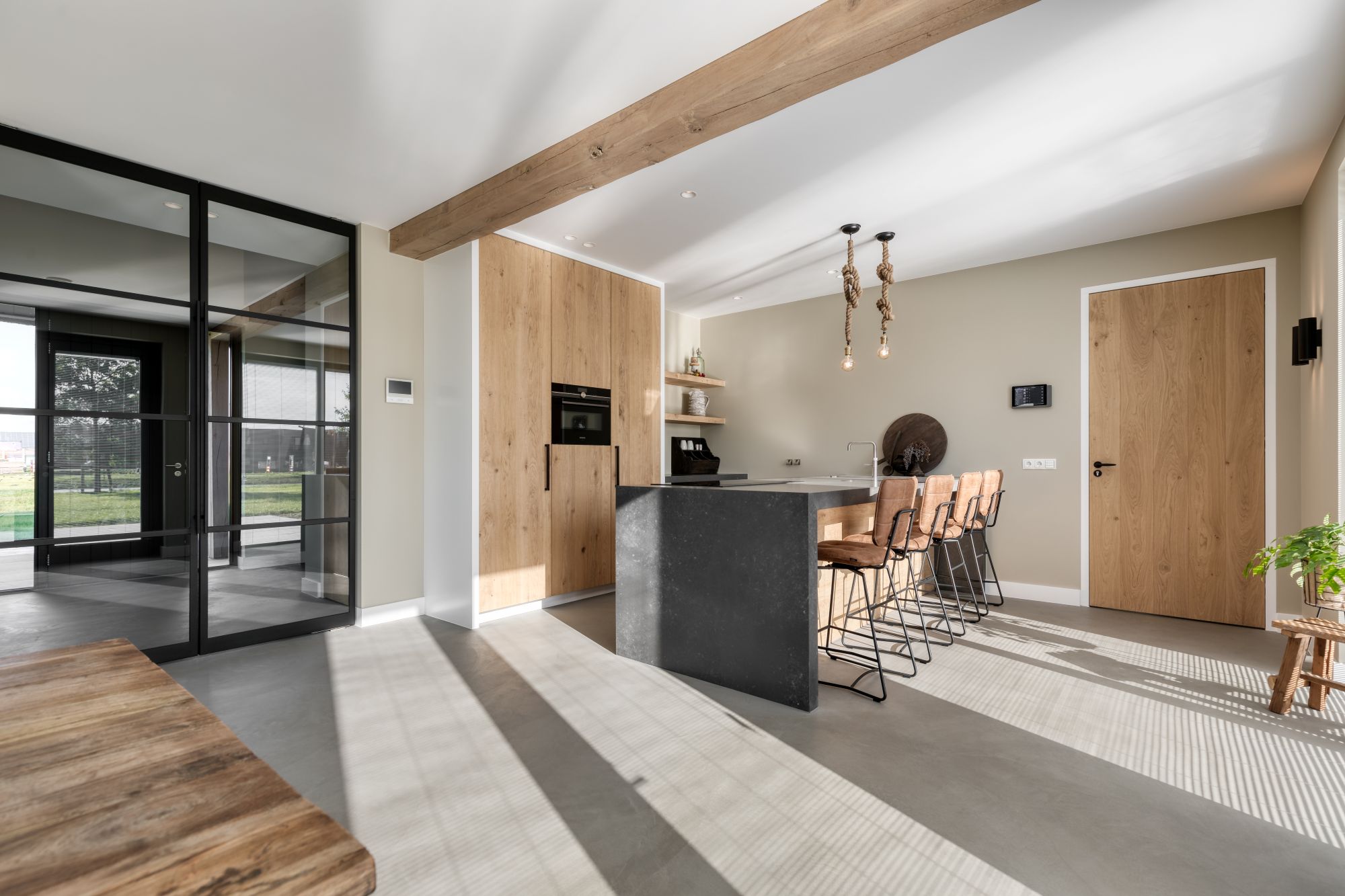 luxe keuken met gietvloer