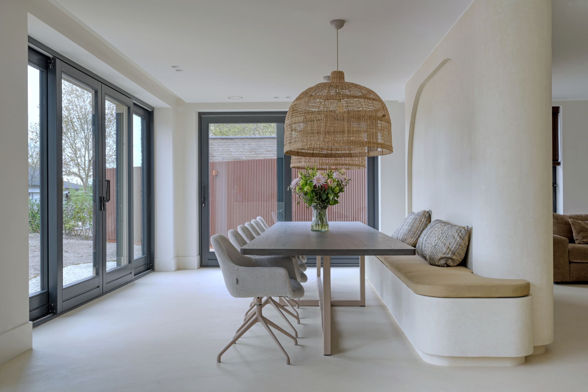 eetkamer met wand en vloerafwerking