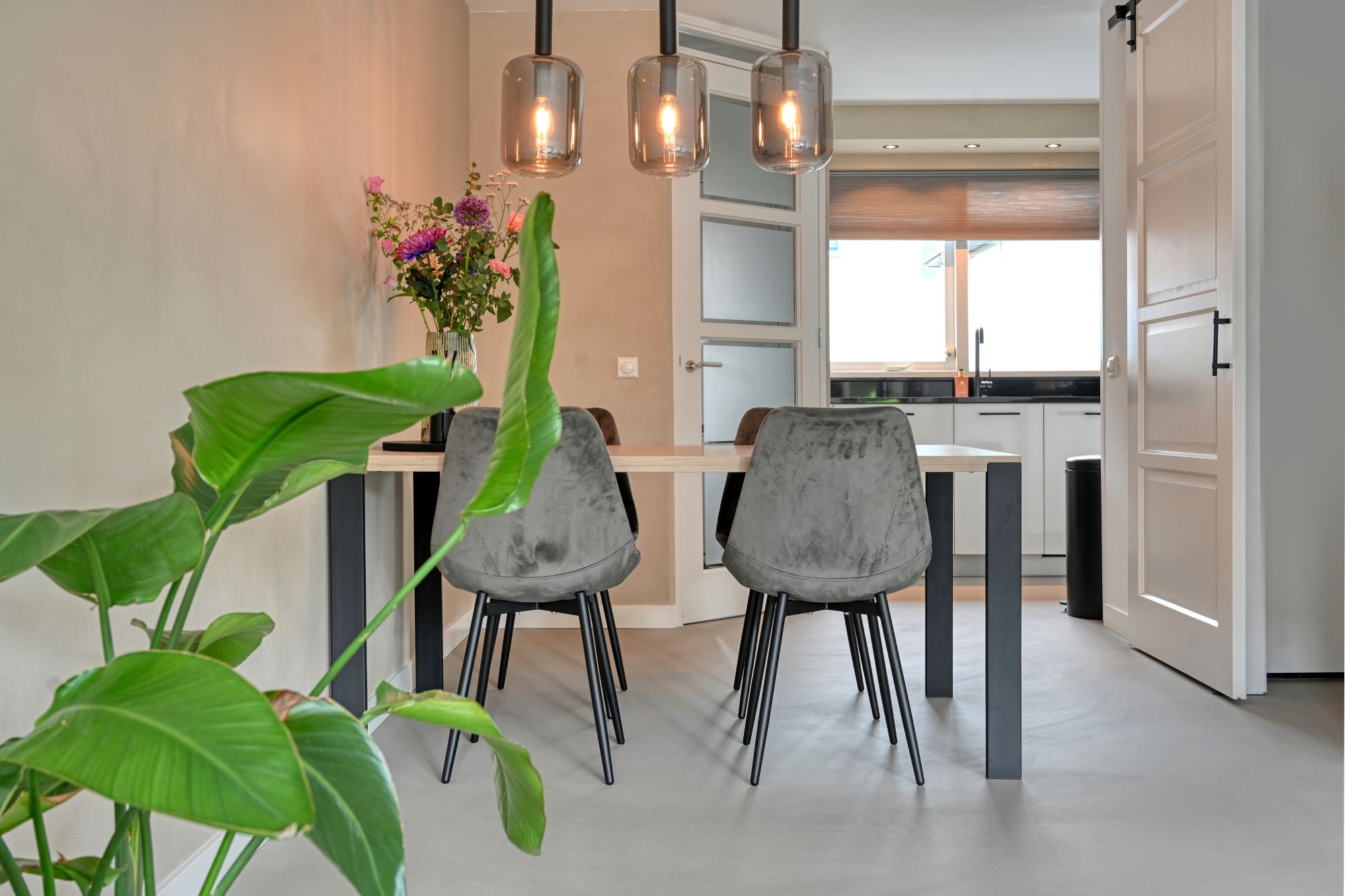 luxe eetkamer met gietvloer