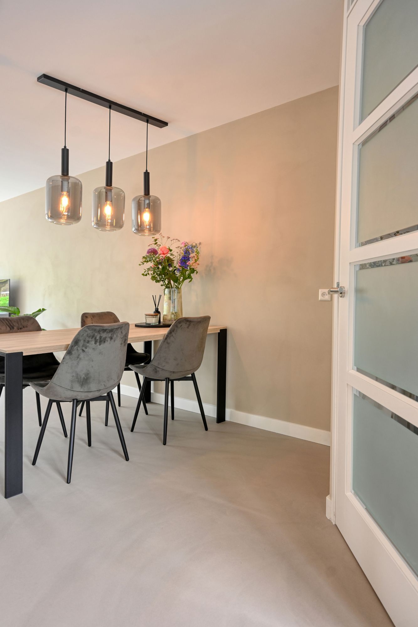 eetkamer met gietvloer