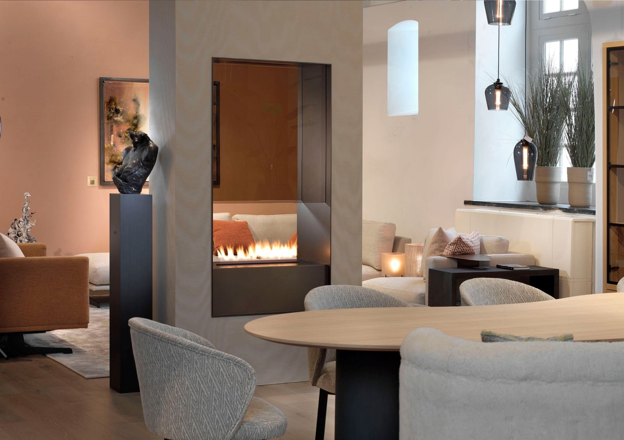 woonkamer met sculpturen