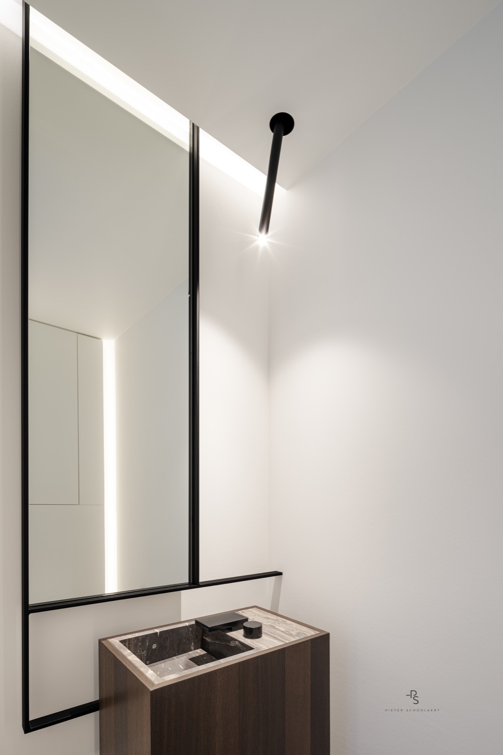 wastafel met design verlichting