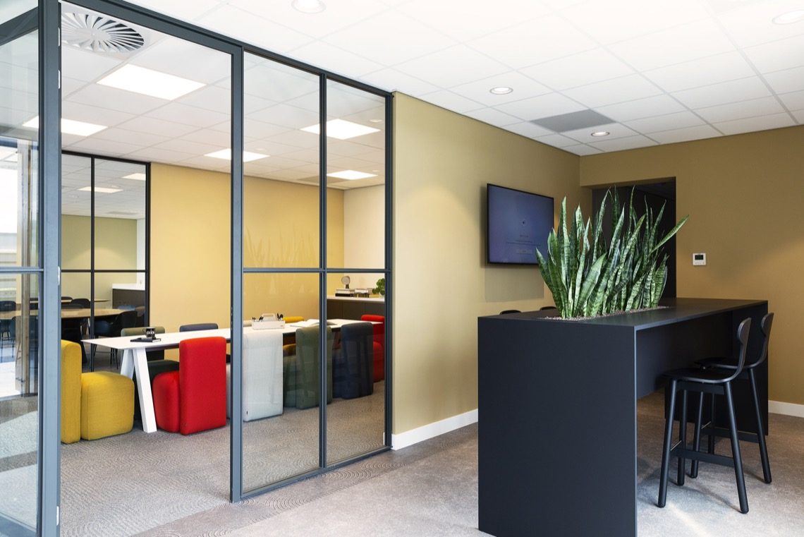 systeemwand op kantoor